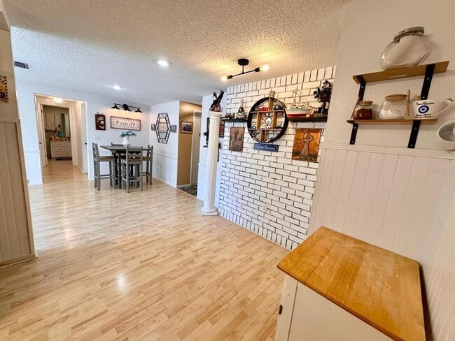 Building Photo - 12215 Meadowbrook Ln