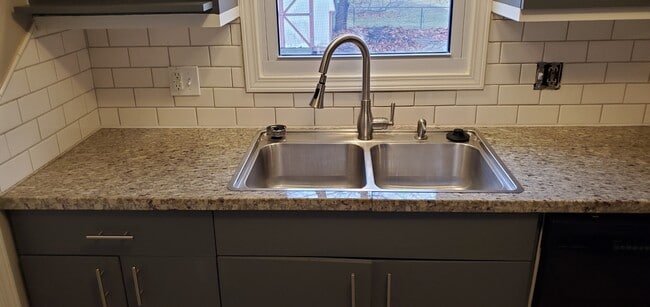 Building Photo - 135 E Ritter St