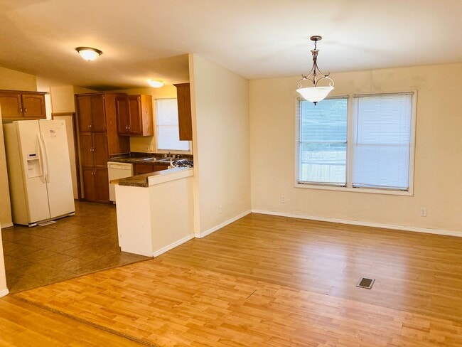 Building Photo - Great Home With Large Yard