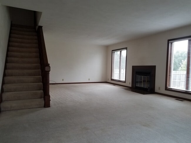 Building Photo - Beautiful 2-bedroom, 1-1/2 bath 2 Level Du...