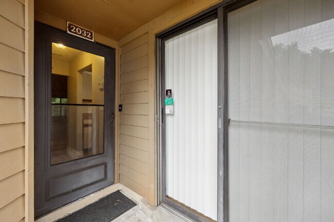 Building Photo - Charming Townhouse Retreat for Rent!