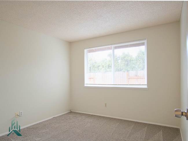 Building Photo - Quiet and comfortable 3 bed/ 1 bathroom house