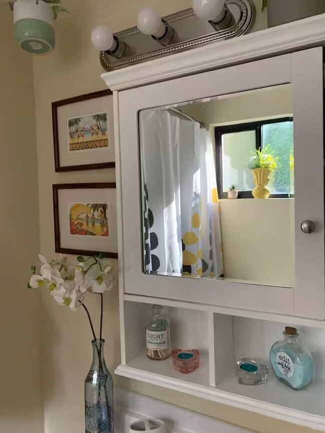 Building Photo - Water View Cabin in Iilahee - Fully Furnished