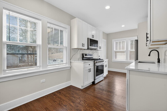 Building Photo - 741 S Jackson St