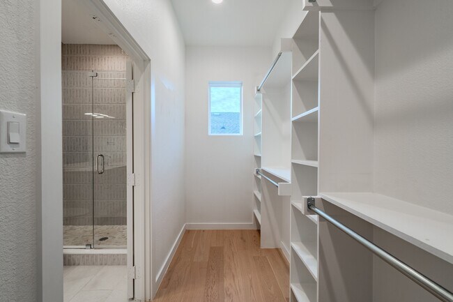 Building Photo - Stunning Newer Townhomes in Lakewood — Walk to Whole Foods, Trader Joe's & Lower Greenville