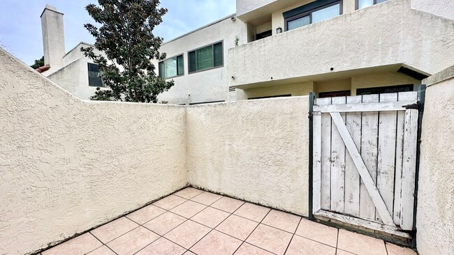 Building Photo - Charming Entry Level Condo Unit with Reser...