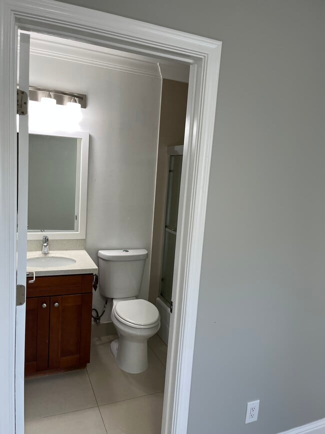 Building Photo - 337 Lakeview Ave