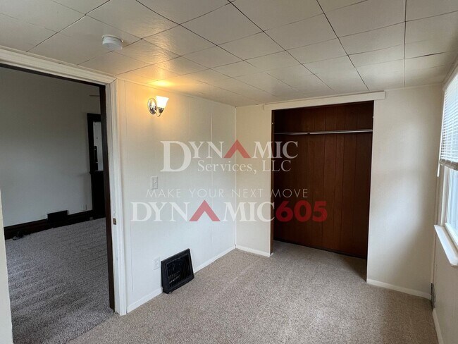 Building Photo - 3BR/1BA Single Family House For Rent