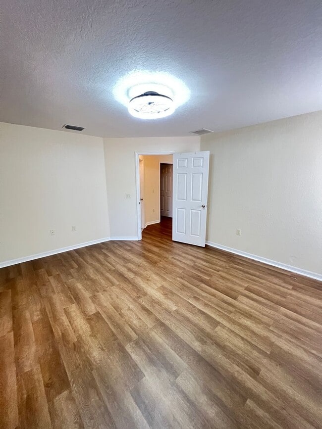 Building Photo - Your 3BD/2BA Peaceful Retreat in the Heart of Ocala!