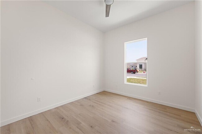 Building Photo - 19 N Brushfield Ave