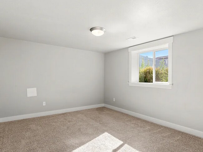 Building Photo - Spacious 5 Bed, 3 Bath Home with Mountain Views