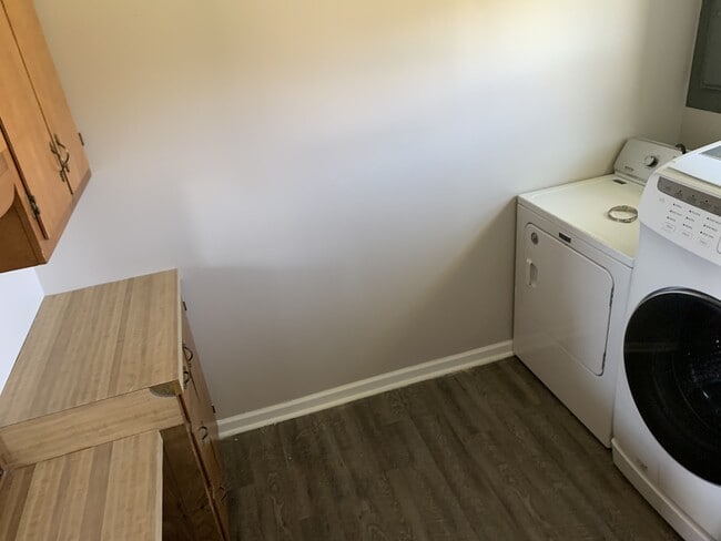 Building Photo - 543 Eden Rd