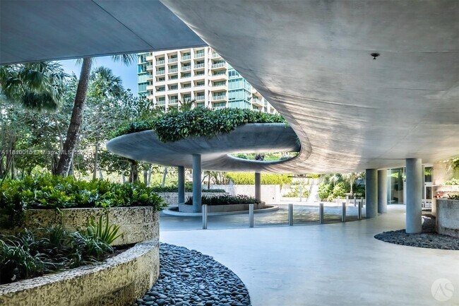 Building Photo - 2675 S Bayshore Dr