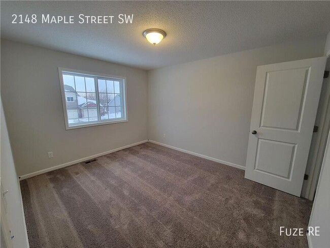 Building Photo - 2148 Maple St SW