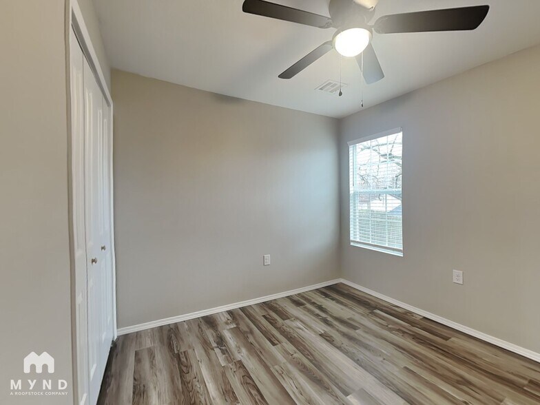 Building Photo - 3212 E Noble Dr