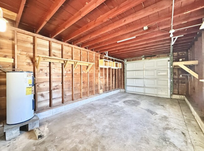 Building Photo - 5566 Kelly Dr N