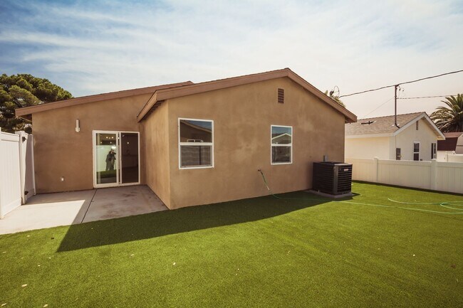 Building Photo - 8258 Bennett Ave