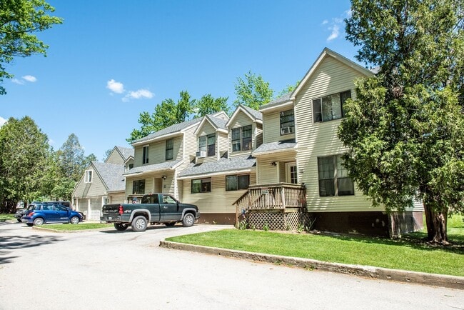 Building Photo - Stunning 3br/2bath Townhome with Private D...