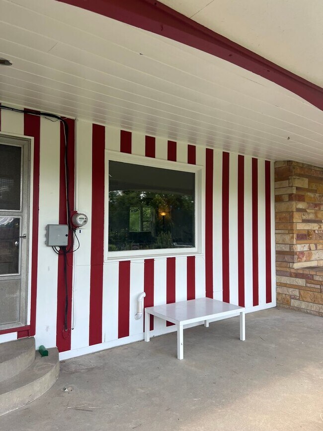 Building Photo - 4 bed/2 bath, half acre lot, 100 yards fro...