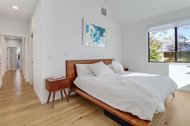 Building Photo - 2709 E 14th St