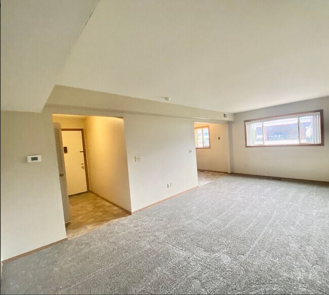 Building Photo - 2 Bedroom/1.5 Bathroom Apartment - First Floor