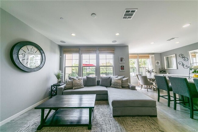 Building Photo - 308 Finch