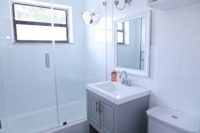 Building Photo - 1109 Douglas Rd