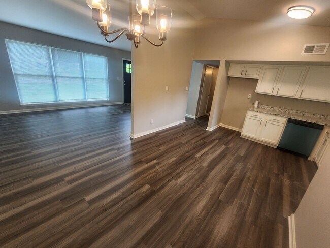 Building Photo - Renovated 3 bedroom 1.5 bath home in Valle...