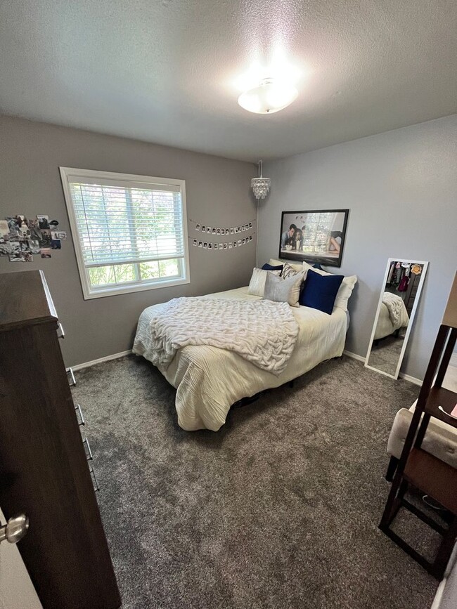 Building Photo - Newly Renovated 3 bed 2 bath home in the h...