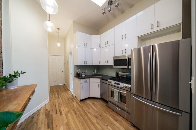 Building Photo - 205 14th St