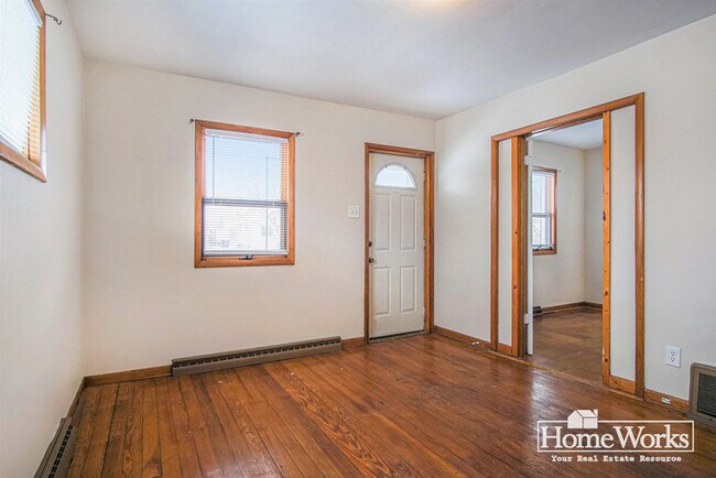 Building Photo - Adorable 2 Bed, 1.5 Bath with Covered Porch and Mudroom