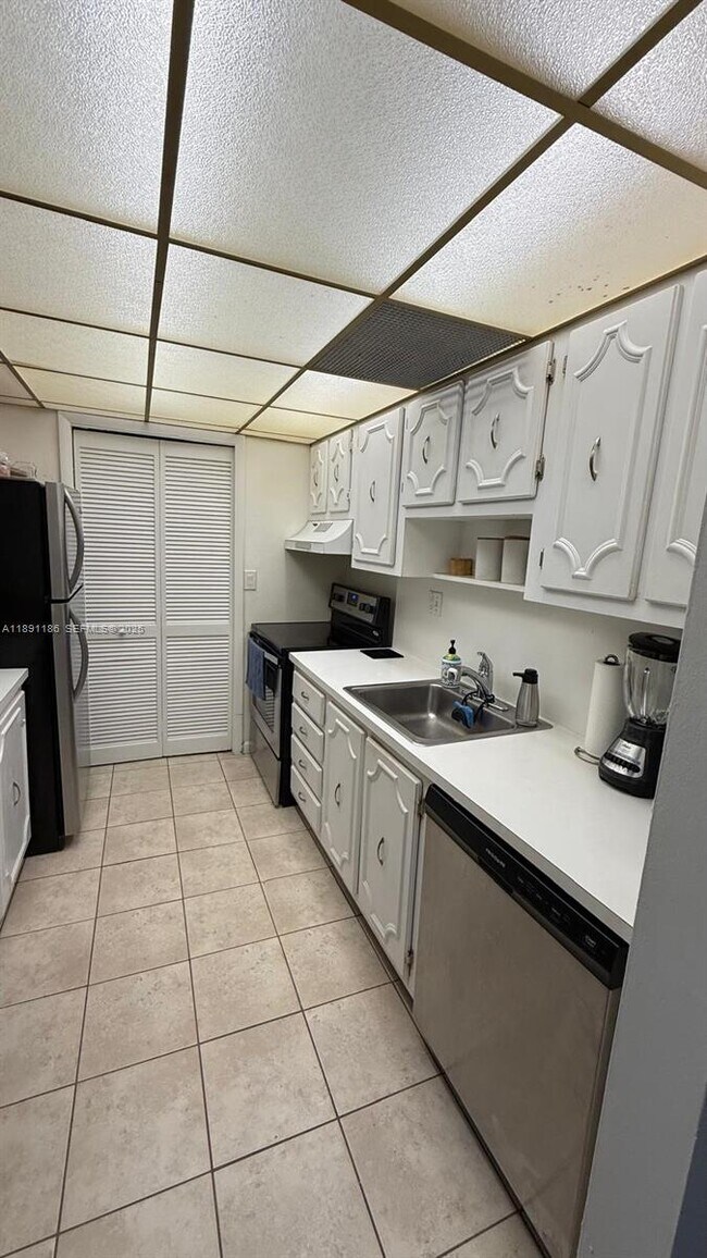 Building Photo - 140 Lakeview Dr