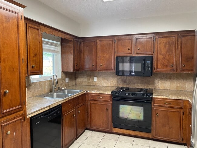 Building Photo - 3/2 Southside 1800 sqft, pet friendly, enclosed yard