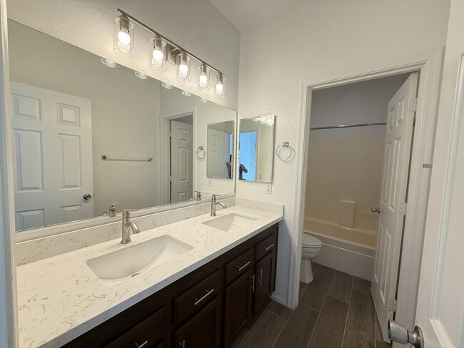 Building Photo - 1235 E Julian Dr