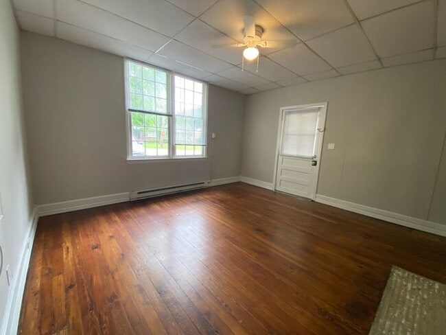 Building Photo - 3 Bedroom Apartment in South Nashville!