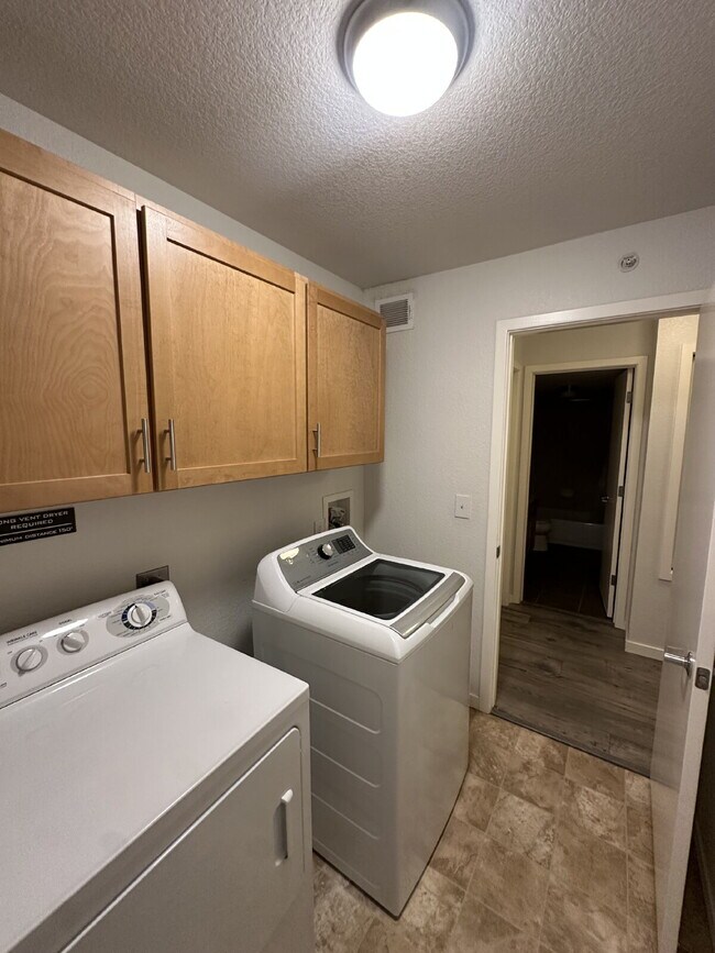 Building Photo - Now Available! Private room in 3 bed / 2 bath condo