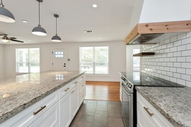 Building Photo - 1834 Norcrest Dr