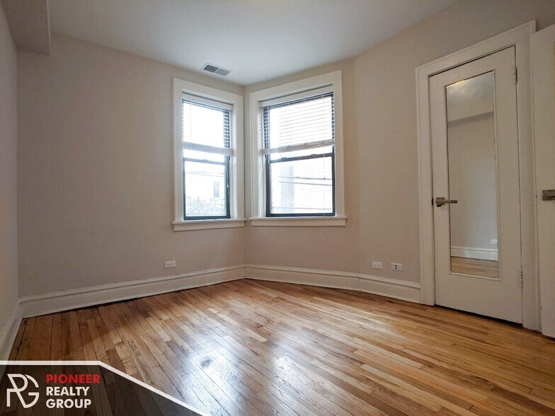 Building Photo - 2227 W Wilson Ave