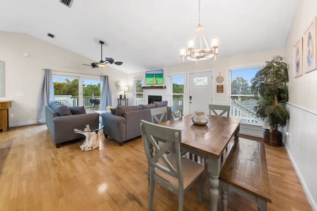 Building Photo - 501 Dolphin St