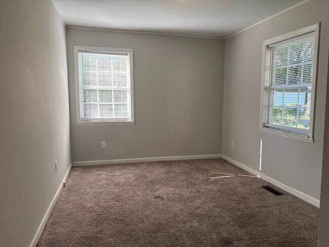Building Photo - 4 Bedroom, 2 Bathroom House in Greensboro!