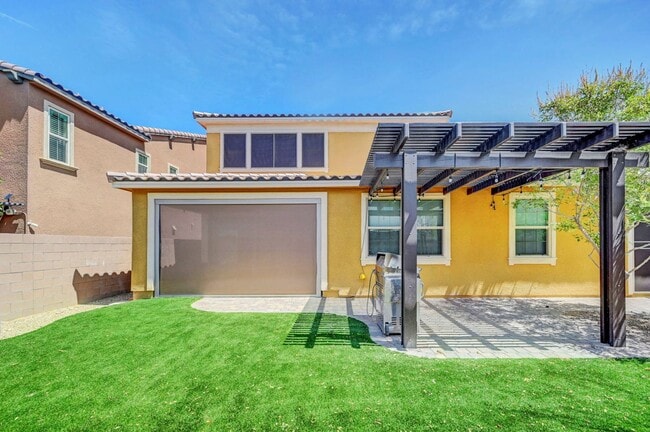 Building Photo - 4 bedroom home with 2 primary bedrooms! On...
