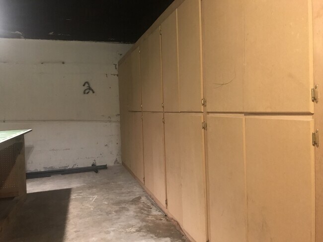 Building Photo - 323 Auburn Dr