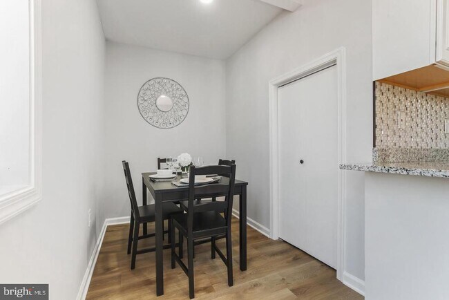 Building Photo - 6613 Fairmount Ave