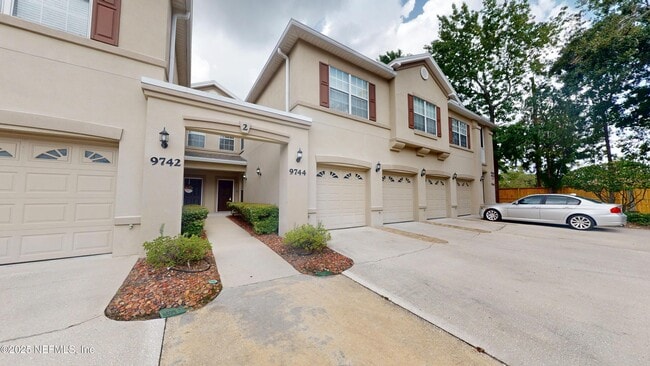 Building Photo - 9744 Summer Grove Way W
