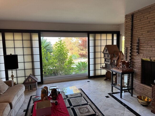 Building Photo - Exquisite Single-Story Retreat in Las Posa...