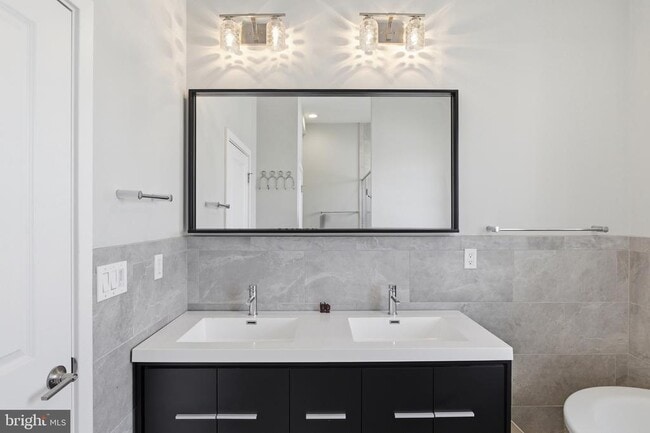 Building Photo - 1448 N Myrtlewood St