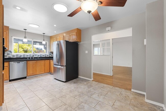 Building Photo - 700 Tamarack Dr