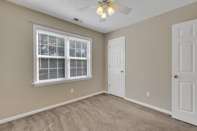 Building Photo - 816 Commons Dr N