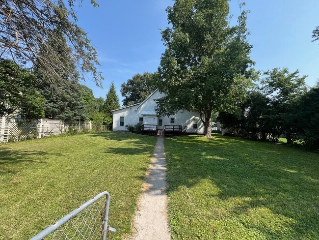 Building Photo - 925 E Bloomington St