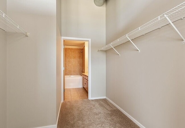 Building Photo - "Modern 2-Bed, 2-Bath Gem in Chicago's Heart – Fully Equipped for Urban Living!"